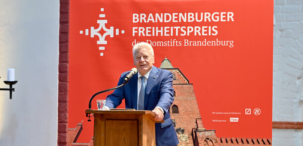 Bundespräsident a.D. Joachim Gauck hält eine Laudatio im Domstift Brandenburg
