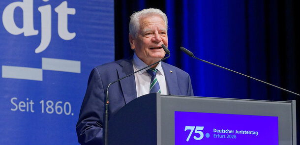 Bundespräsident a.D. Joachim Gauck hält eine Rede in Erfurt
