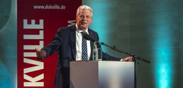 Bundespräsident a.D. Joachim Gauck hält eine Rede im Stuttgarter Hospitalhof