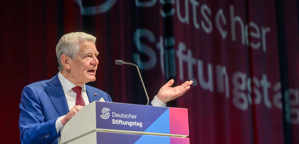 Bundespräsident a.D. Joachim Gauck hält eine Rede anlässlich des Deutschen Stiftungstags in Wiesbaden im RheinMain CongressCenter