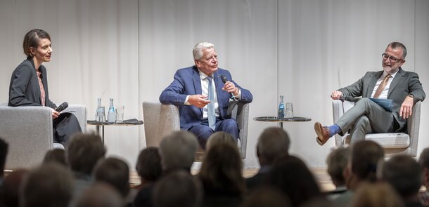 Bundespräsident a.D. Joachim Gauck im Gespräch mit den SWP- Redakteuren Judit Conrady und Ulrich Becker