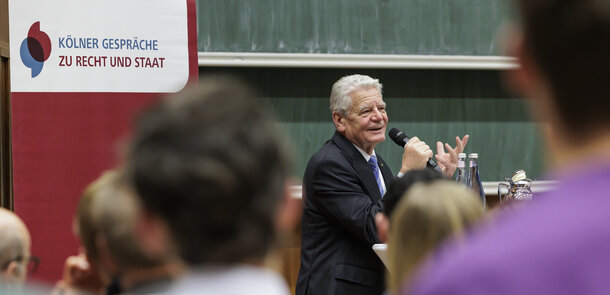 Bundespräsident a.D. Joachim Gauck hält das Eingangsstatement an der Universität zu Köln