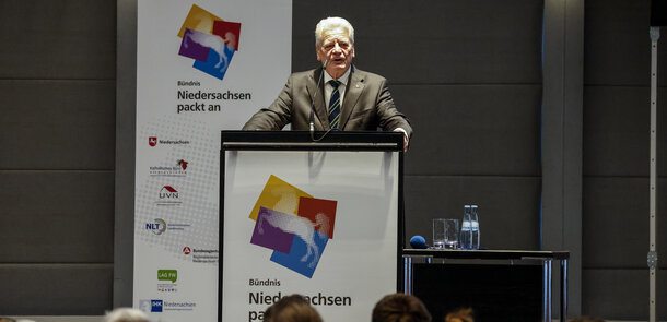 Bundespräsident a.D. Joachim Gauck hält eine Rede anlässlich der 10. Konferenz "Niedersachsen packt an" im Convention Center in Hannover